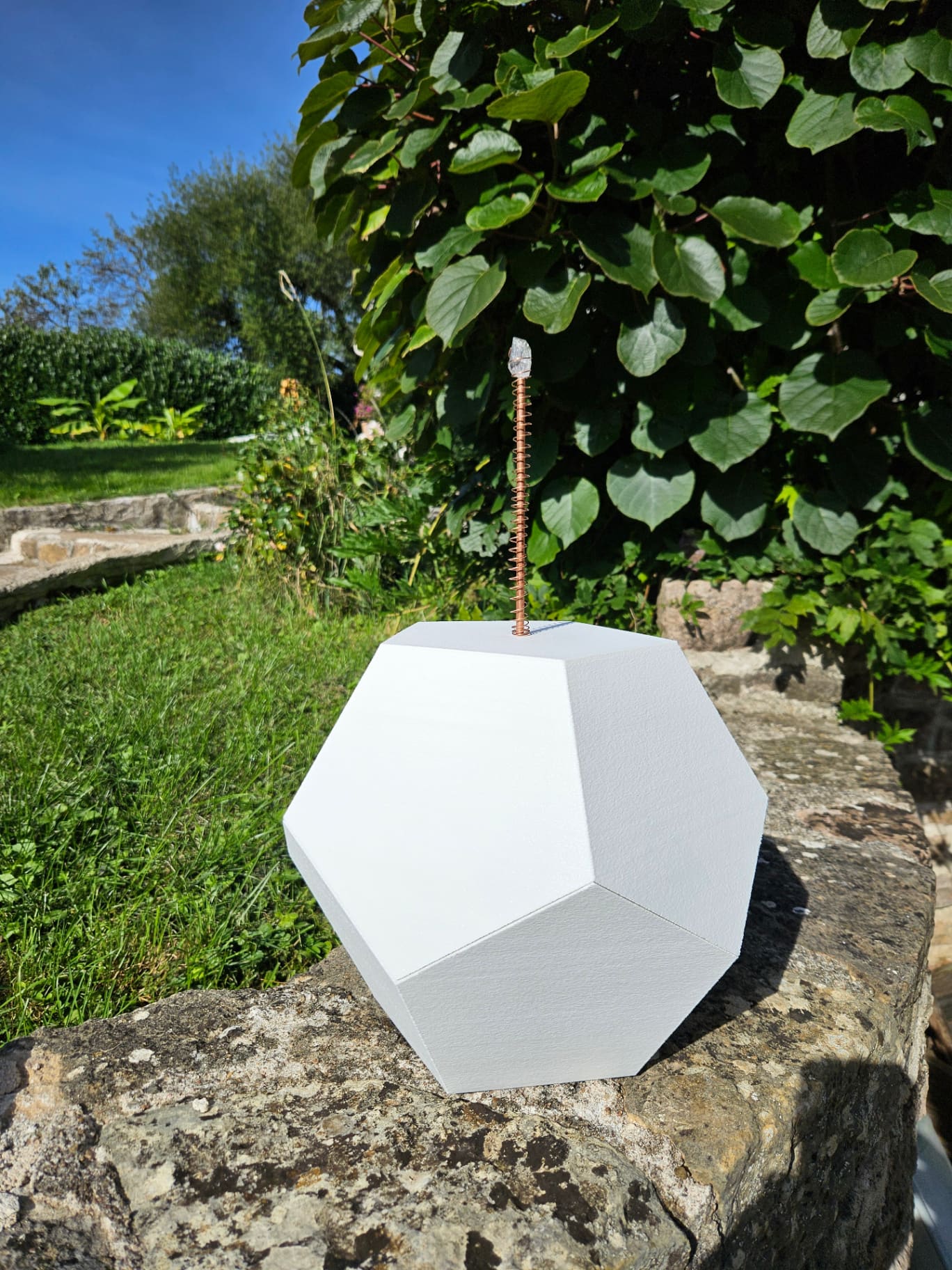 Ethérion Arkéos — dodécaèdre blanc en extérieur