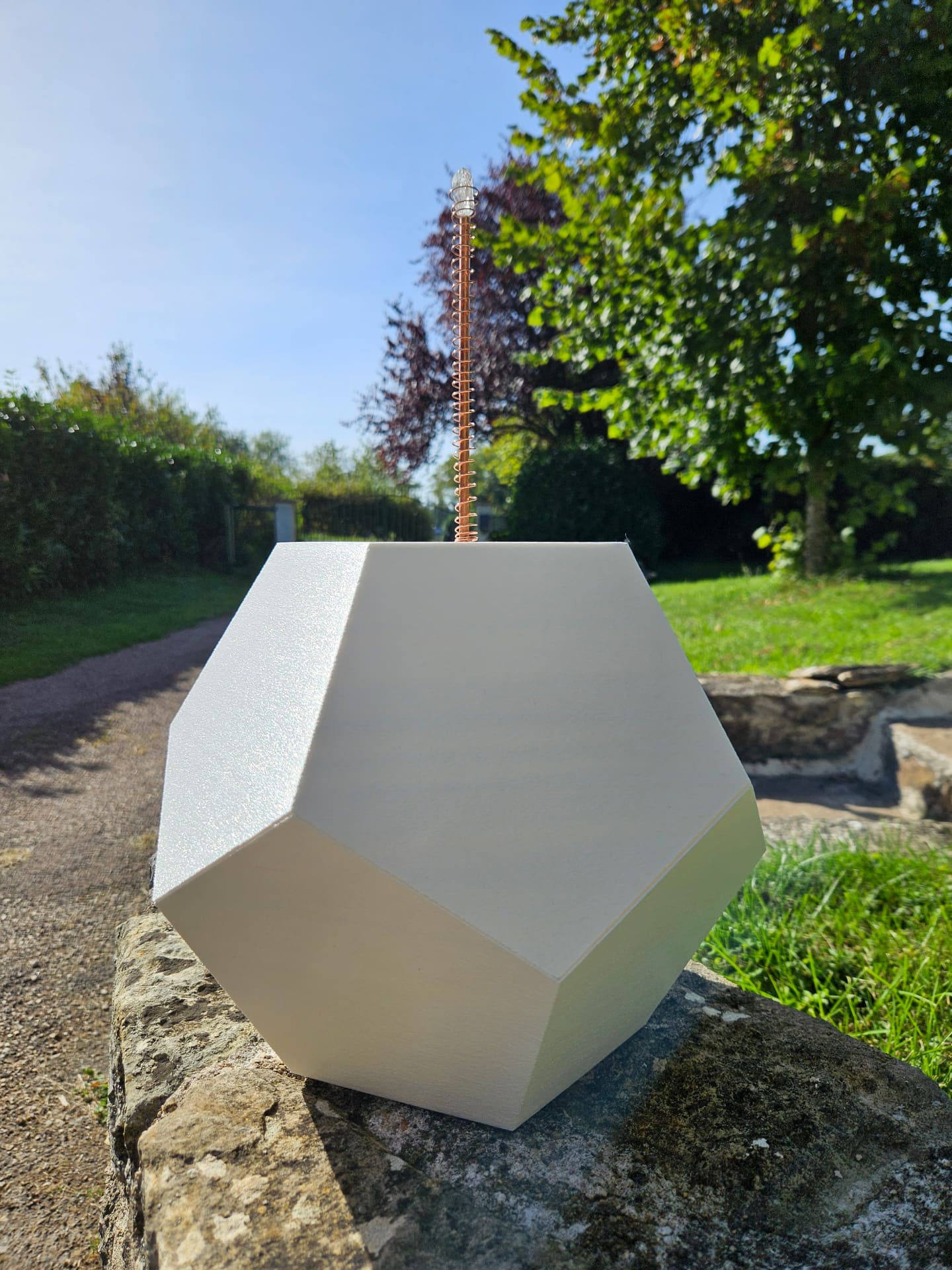 Ethérion Arkéos — vue latérale avec antenne cuivre