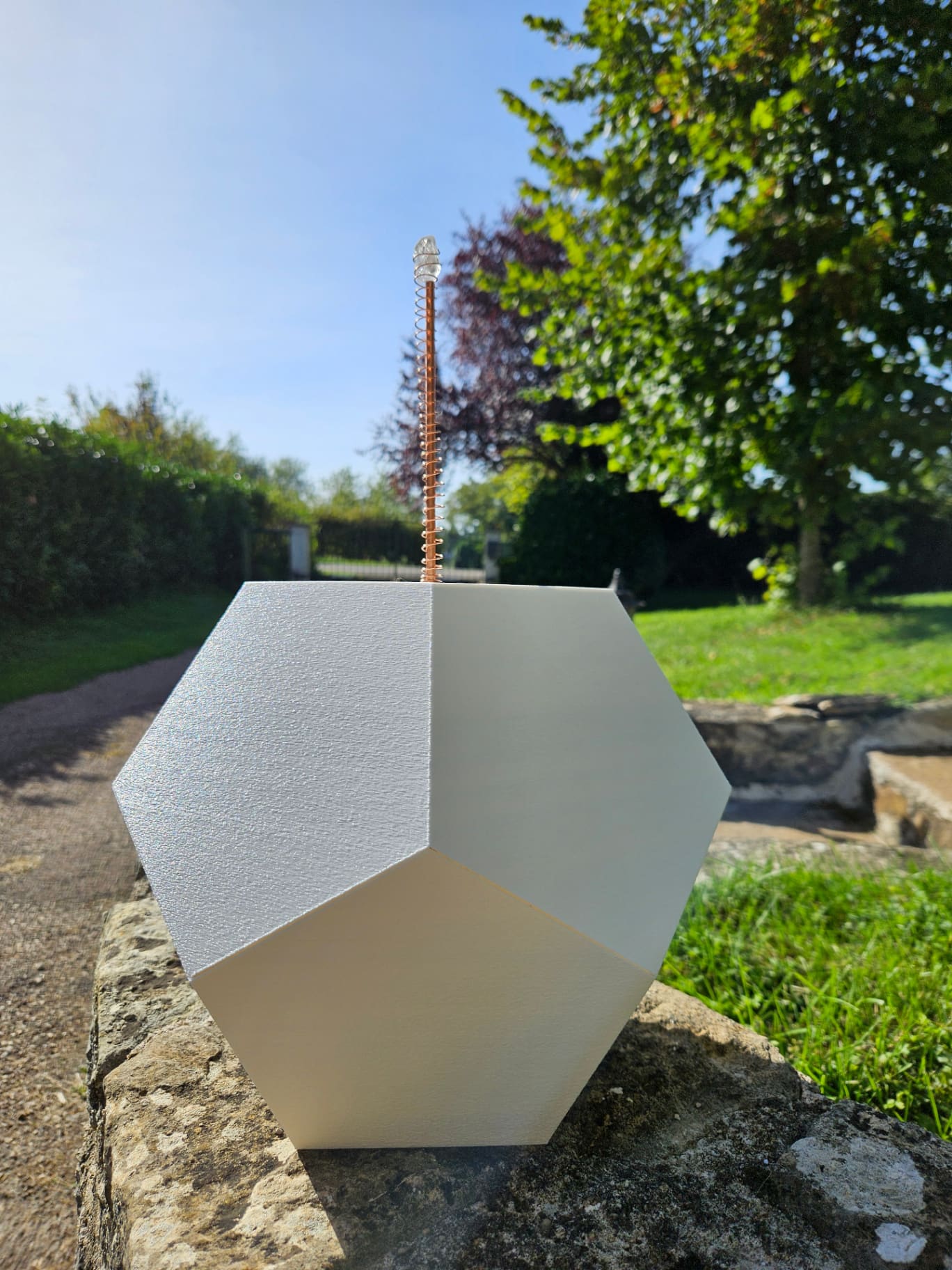 Ethérion Arkéos — vue de profil en jardin