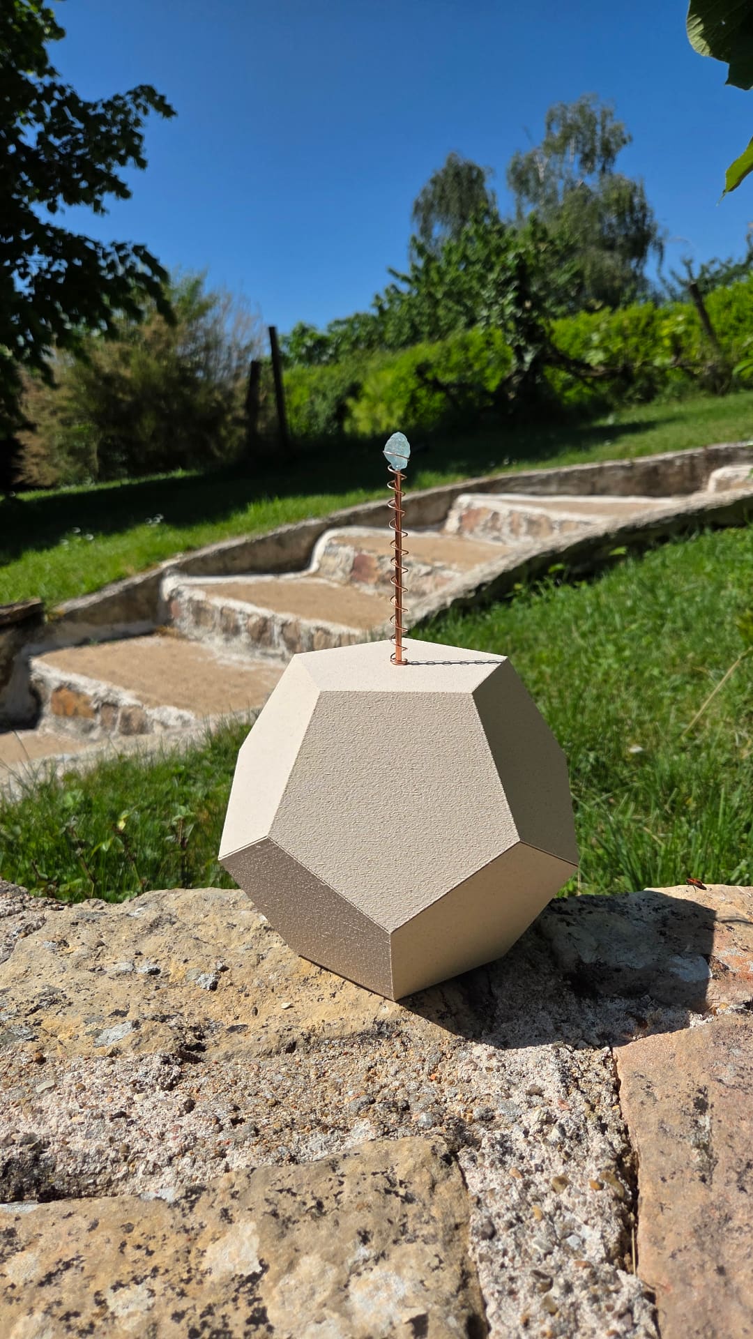 Ethérion dodecahedral energy healing tool with copper antenna and golden filaments