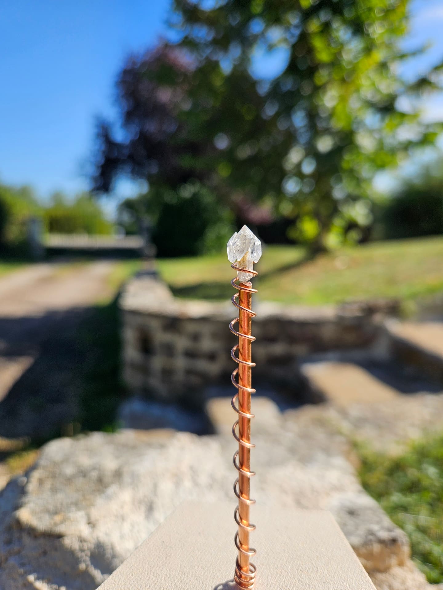 Ethérion Solaris — détail antenne cuivre et cristal Herkimer